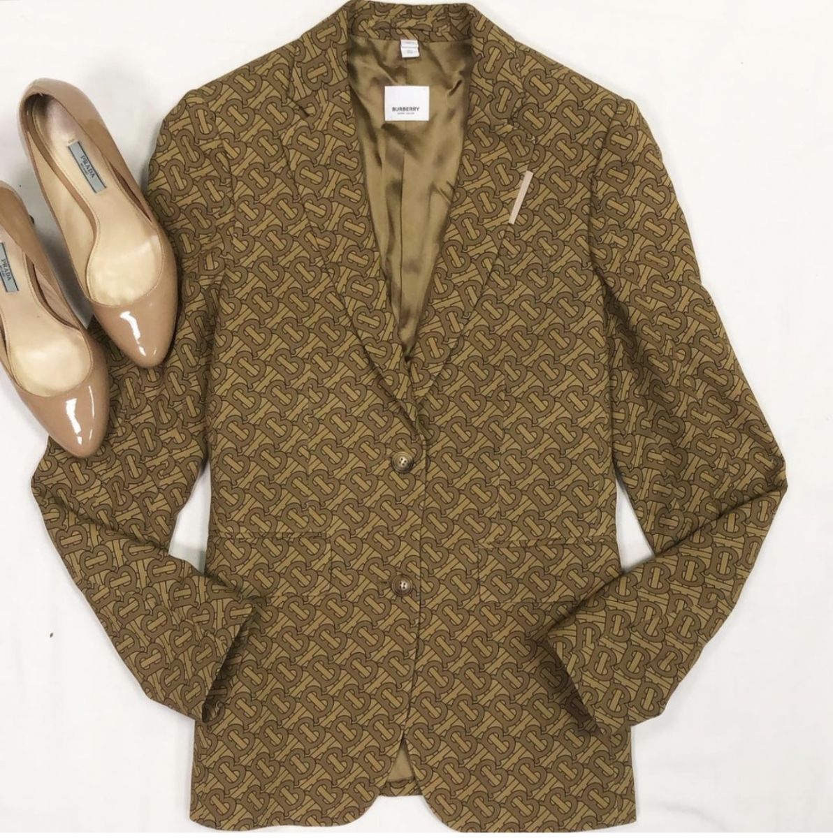 Жакет Burberry размер 36 цена 23 078 рубТуфли Prada раз38.5 цена 9 231 руб