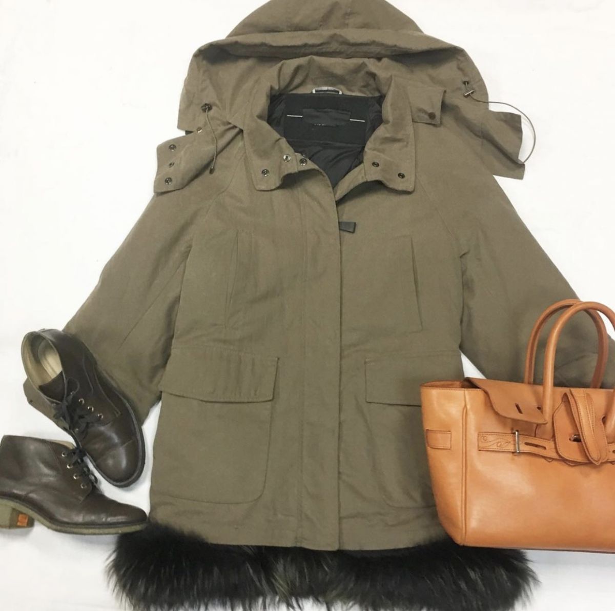 Парка Max Mara размер 42/46 цена 35 385 руб Ботинки Chanel  размер 41 цена 23 077 руб Сумка Chanel 