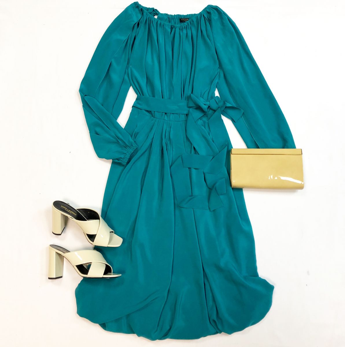 Платье Vionnet размер 38 цена 10 770 руб
Сабо Saint Laurent размер 40 цена 23 078 руб
Клатч Jimmy Choo