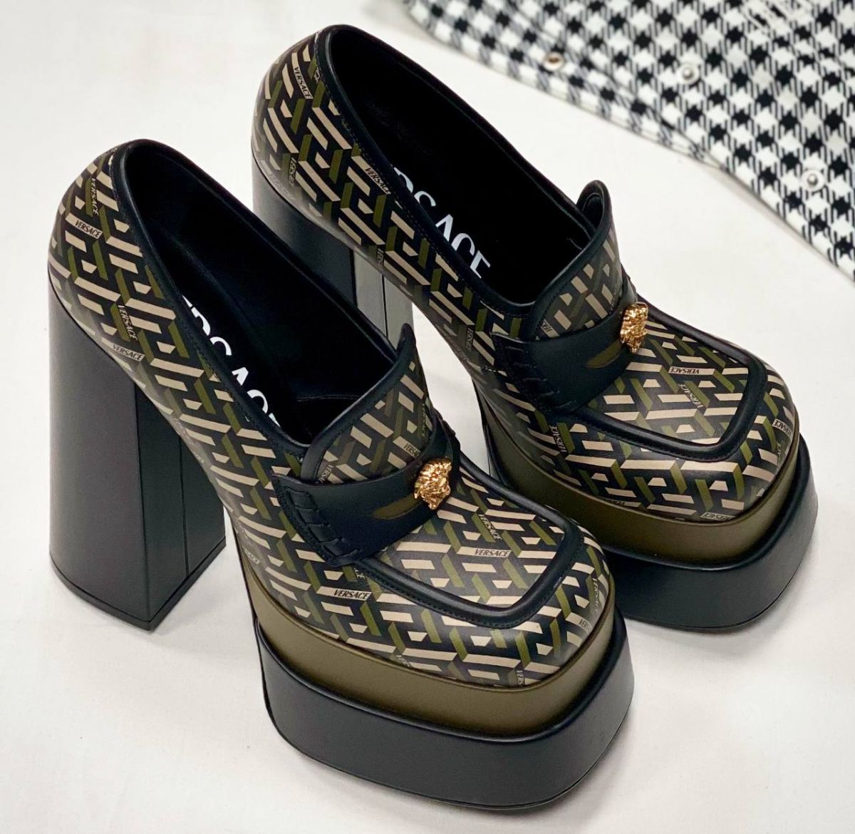Туфли Versace размер 38.5 цена 46 965 руб / новые с ценником / 