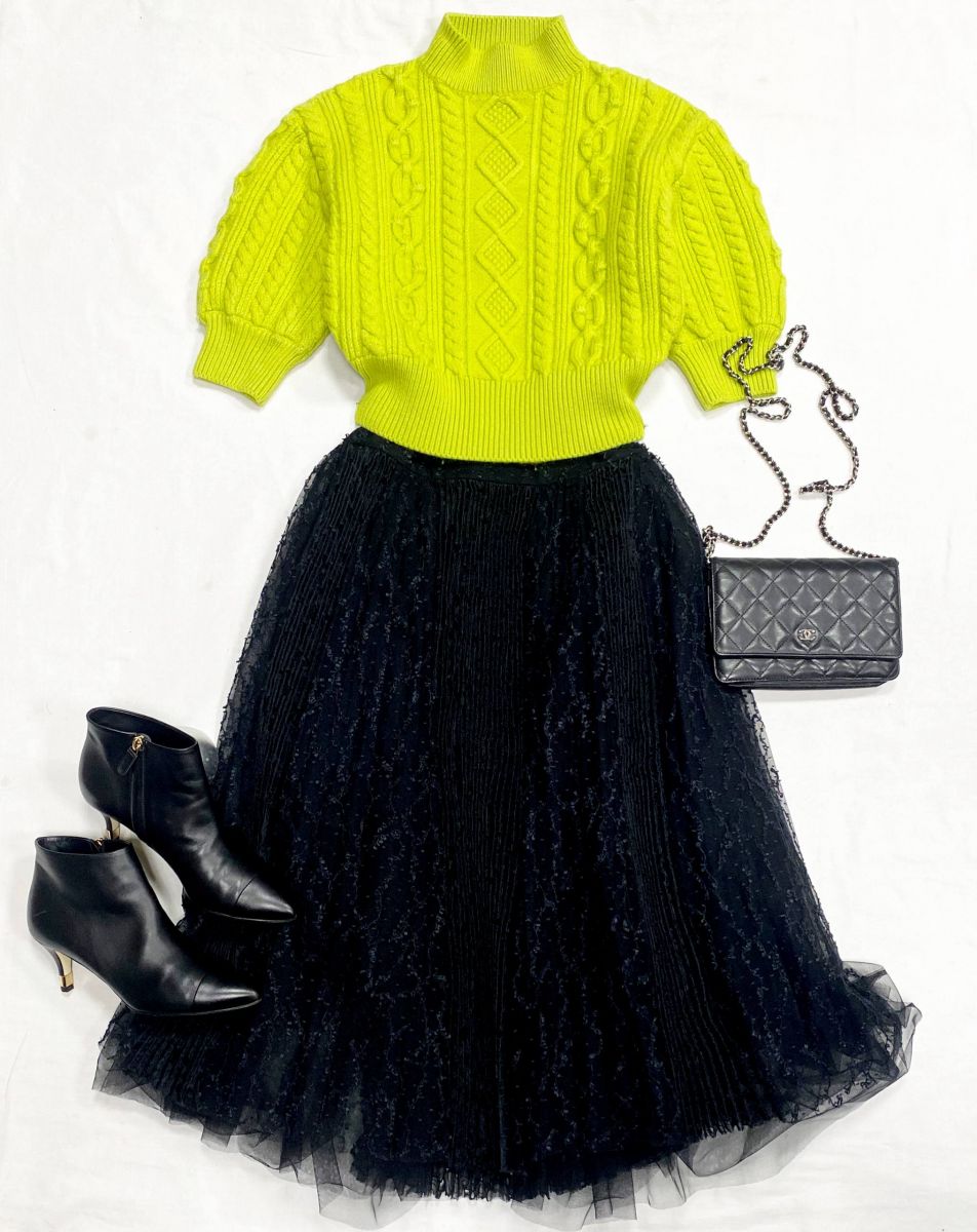 Юбка /вышивка / Ermanno Scervino размер 40 цена 39 138 руб/ с биркой/
Кофта Louis Vuitton размер S цена 23 483 руб
Ботильоны Chanel размер 38 цена 46 965 руб
Сумка Chanel