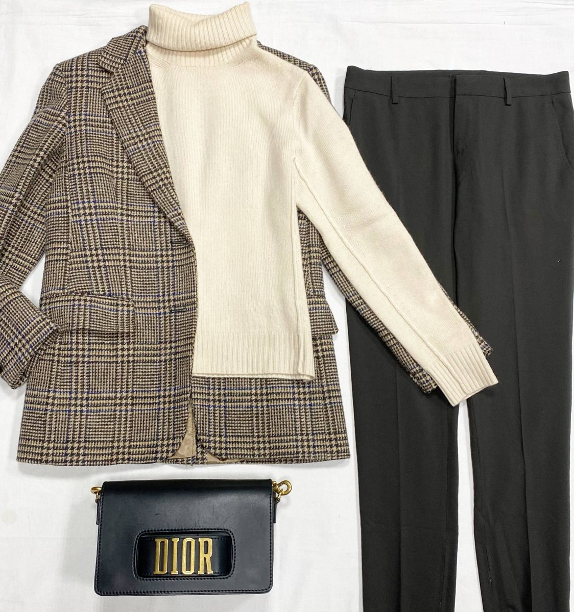 Жакет Weekend / Max Mara / размер 40 цена 15 655 руб
Ботинки Tom Ford размер 36 цена 10 959 руб
Свитер Chloe размер 42 цена 12 524 руб
Сумка Christian Dior 