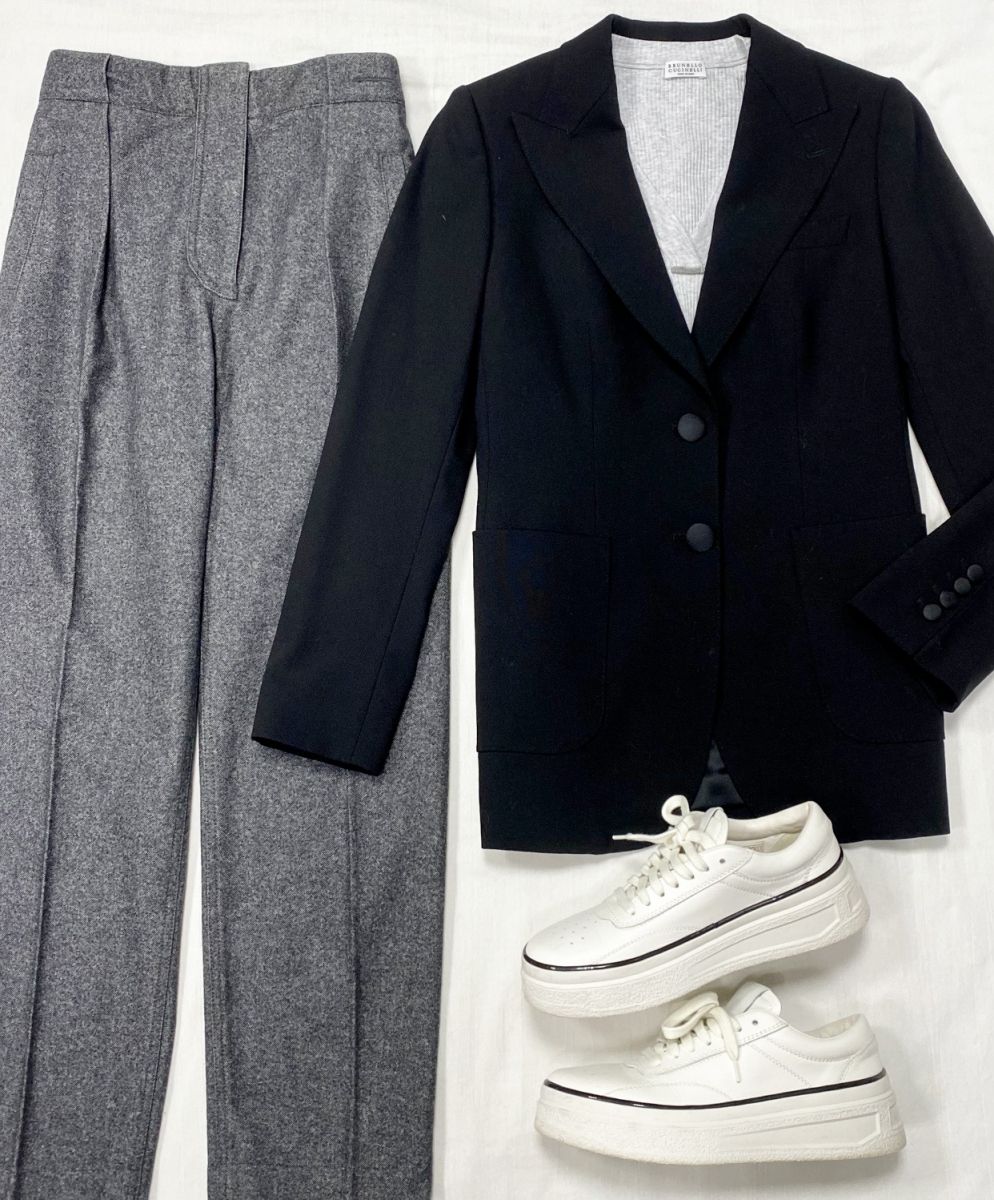 Жакет Dolce Gabbana размер 42 цена 46 965 руб
Лонгслив Brunello Cucinelli размер XS цена 10 959 руб 
Брюки Brunello Cucinelli размер 40 цена 23 483 руб
Кроссовки Jil Sander размер 39 цена 31 310 руб 