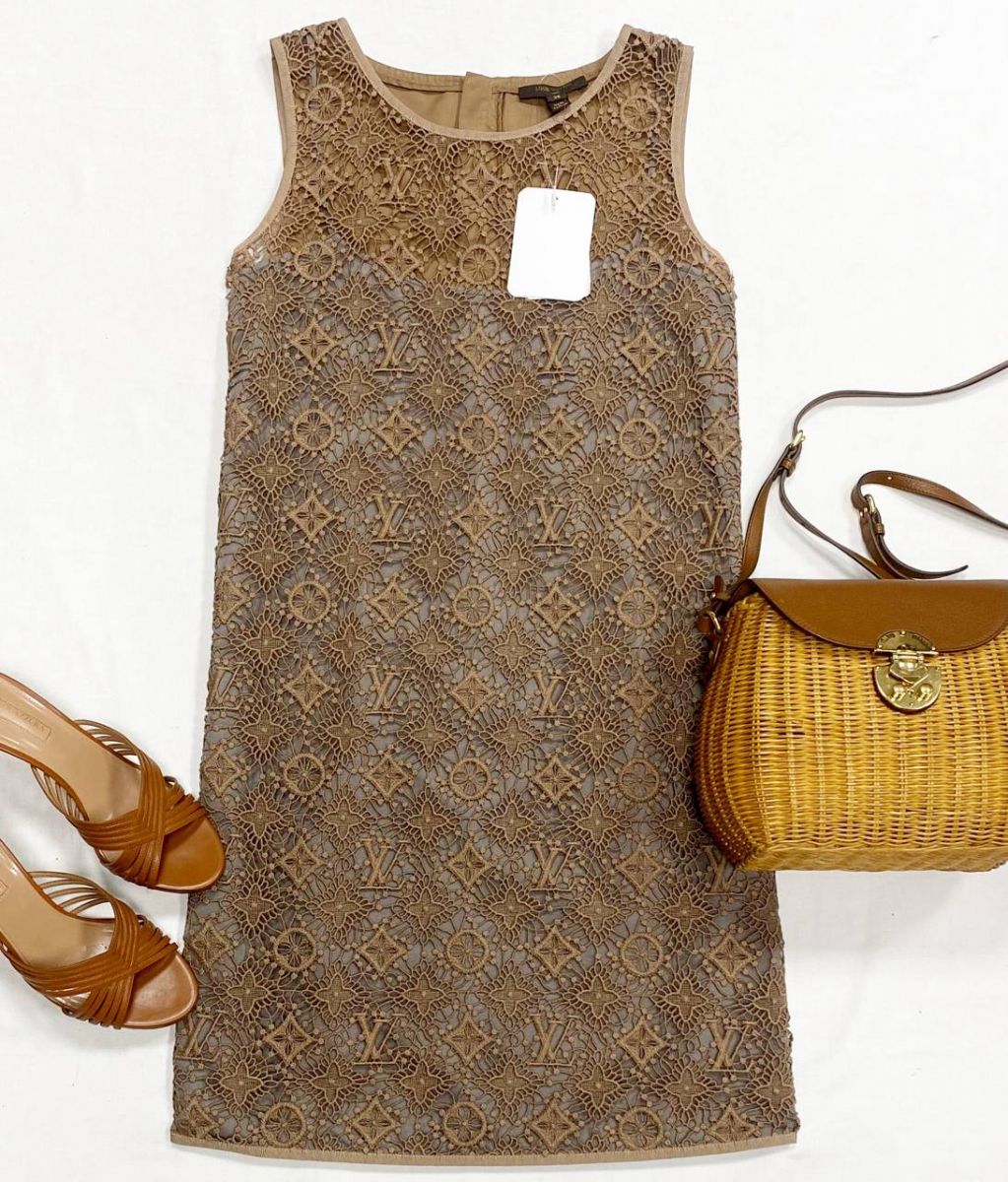 Платье/ шитье/ Louis Vuitton размер 38 цена 46 965 рубСабо Aquazzura размер 37.5 цена 26 614 рубСумка Miu Miu