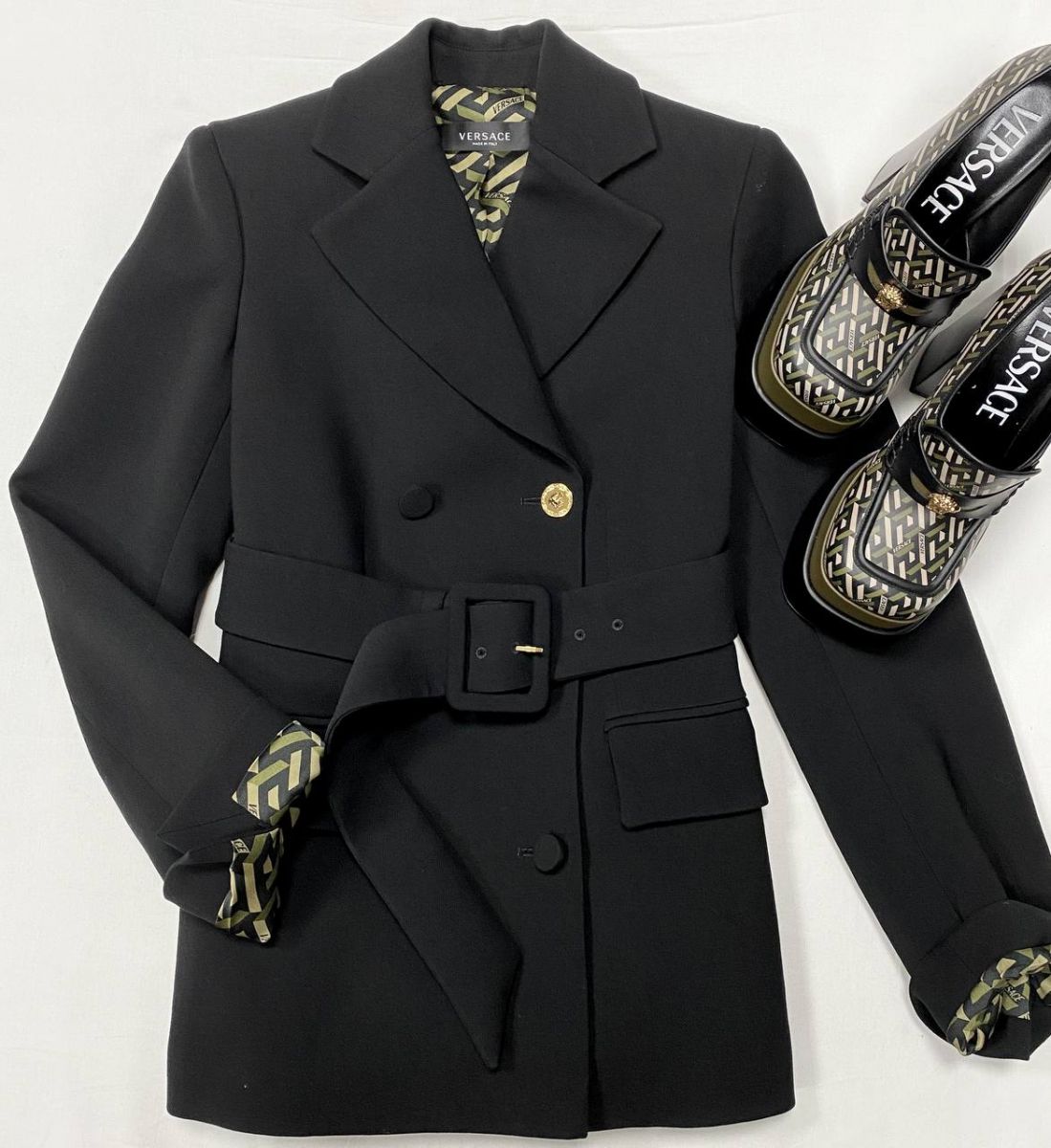 Жакет Versace размер 38 цена 46 965 руб 
Туфли Versace размер 38.5 цена 46 965 руб 