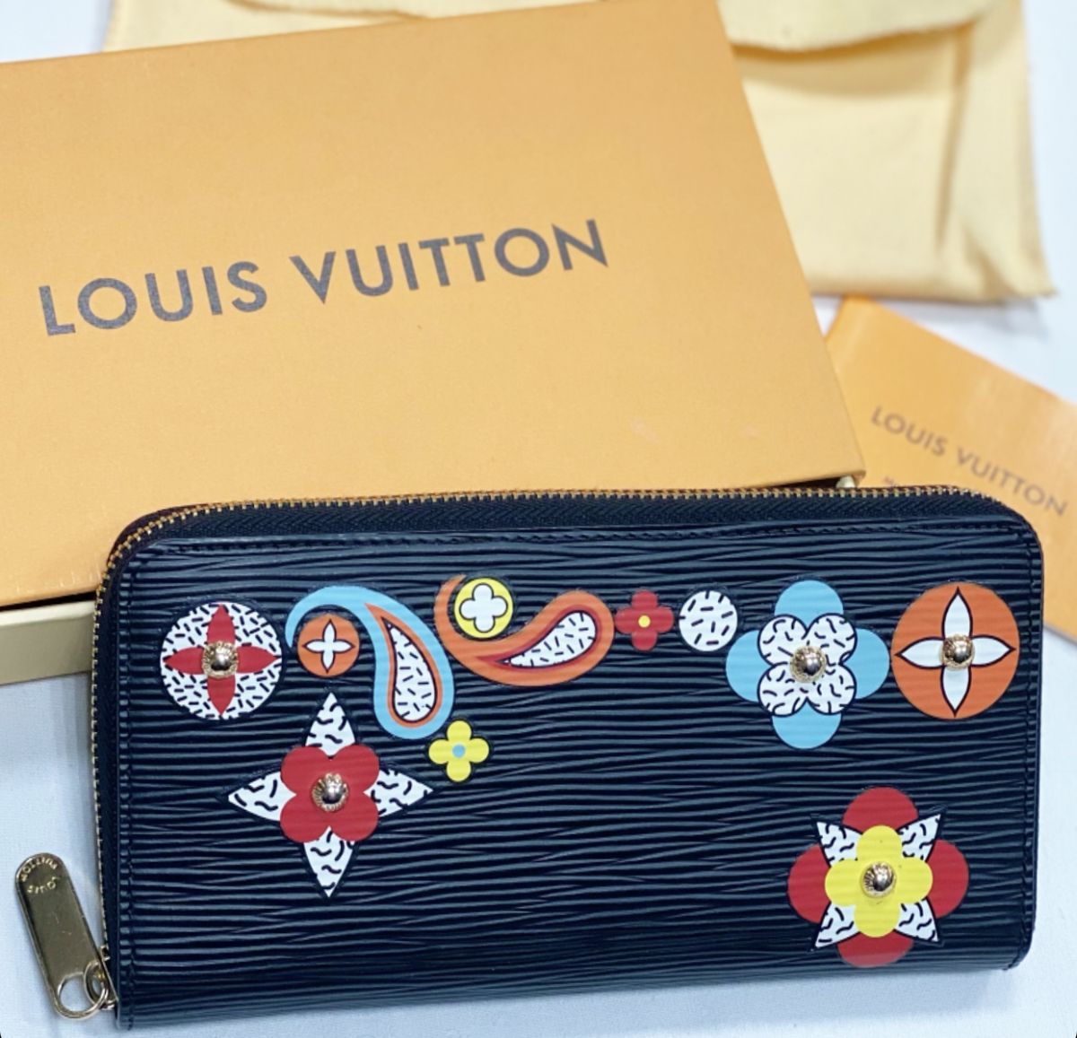 Кошелек Louis Vuitton цена 38 463 руб / упаковка / новый / 