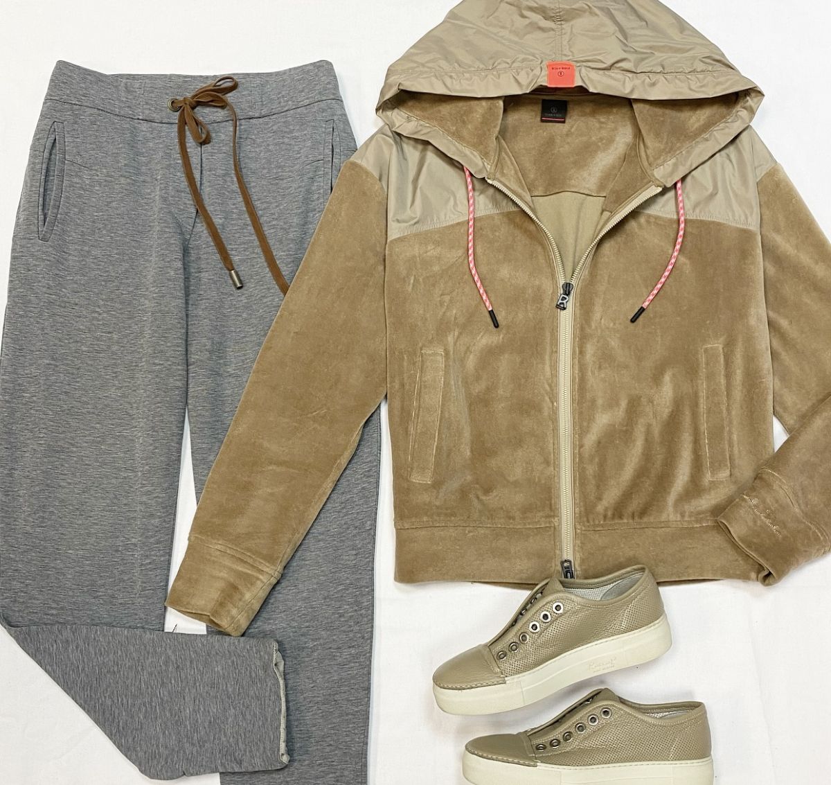 Толстовка Bogner размер XS цена 18 463 рубБрюки Brunello Cucinelli размер 44 цена 10 770 руб Кеды Rocco P размер 36 цена 6 154 руб