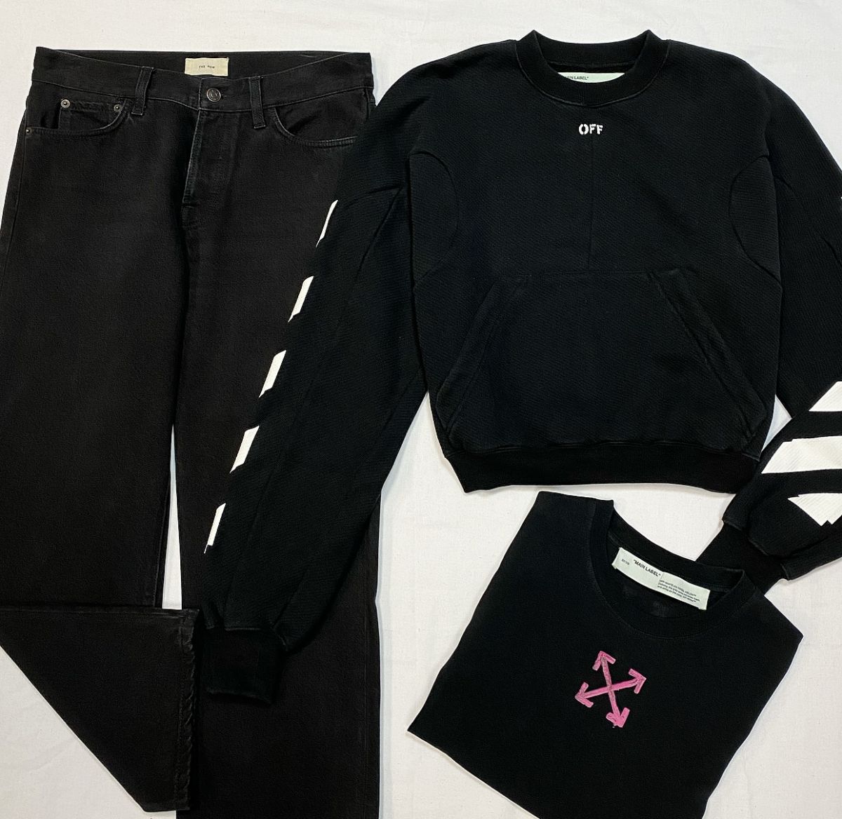 Толстовка Off White размер S цена 15 385 рубФутболка Off White размер S цена 10 770 рубДжинсы The Row размер 6 цена 12 308 руб