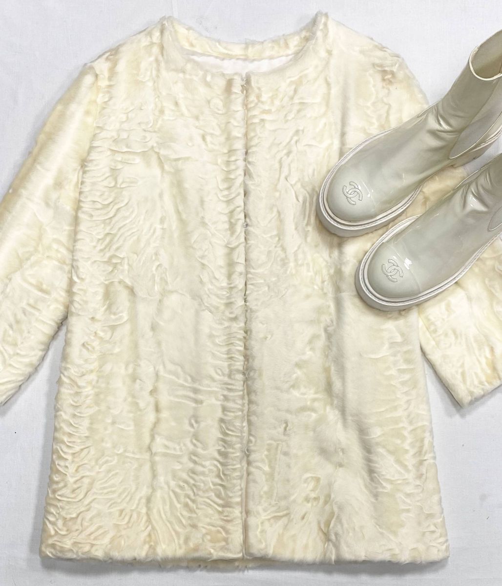 Полупальто/ каракуль/ размер 42 цена 62 620 руб
Ботинки Chanel размер 39.5 цена 46 965 руб