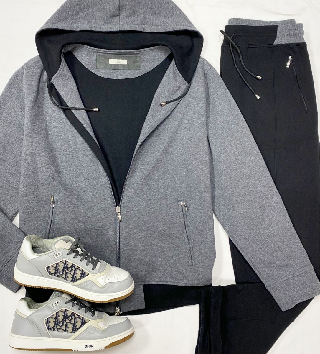 #mechtamen Костюм Atelier Portofino размер 56 цена 15 655 руб 
Кроссовки Dior размер 40.5 цена 23 483 руб 