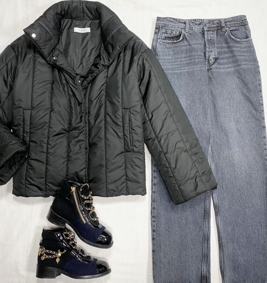 Пуховик Mere one size цена 15 655 руб
Джинсы 12Storeez размер 27 цена 4 697 руб 
Ботинки Chanel размер 36 цена 39 138 руб