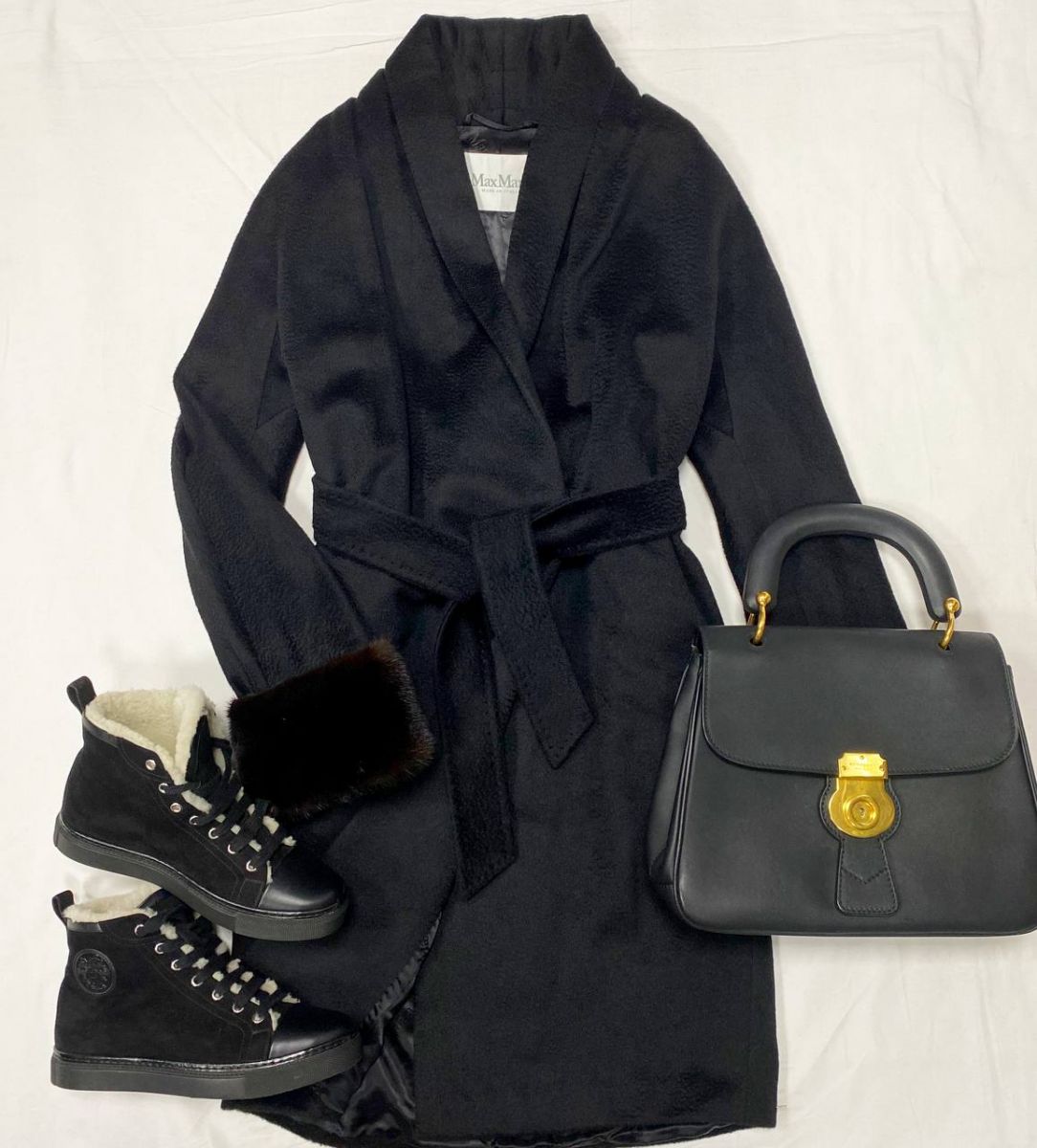 Пальто / отделка мех норки / Max Mara размер 34 цена 36 007 руб 
Кеды / на меху / Hermès размер 37 цена 62 620 руб 
Сумка Burberry