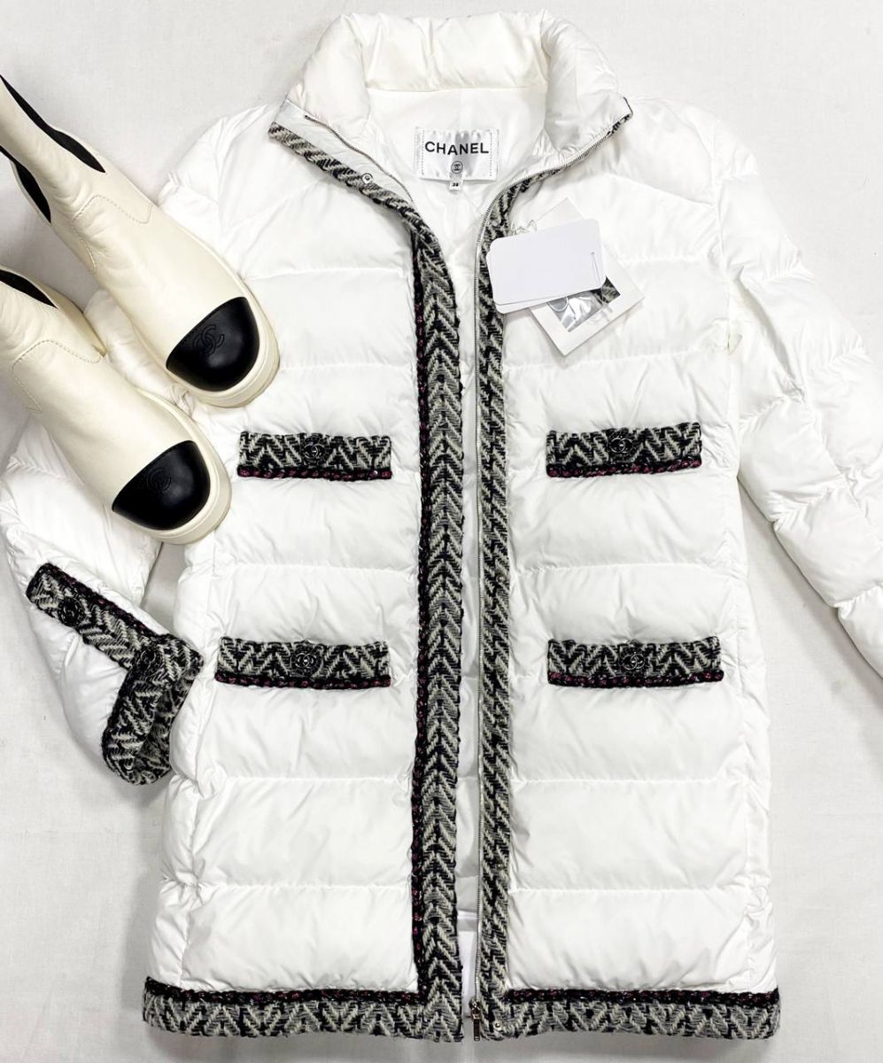 Пуховик/ отделка твид/ Chanel размер 38 цена 266 135 руб/ с биркой/
Ботинки Chanel размер 39 цена 109 585 руб