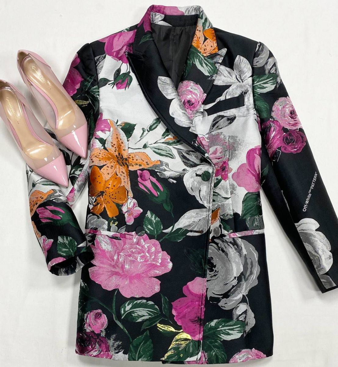 Жакет Off White размер 38 цена 18 463 руб
Туфли Gianvito Rossi размер 38.5 цена 27 693 руб