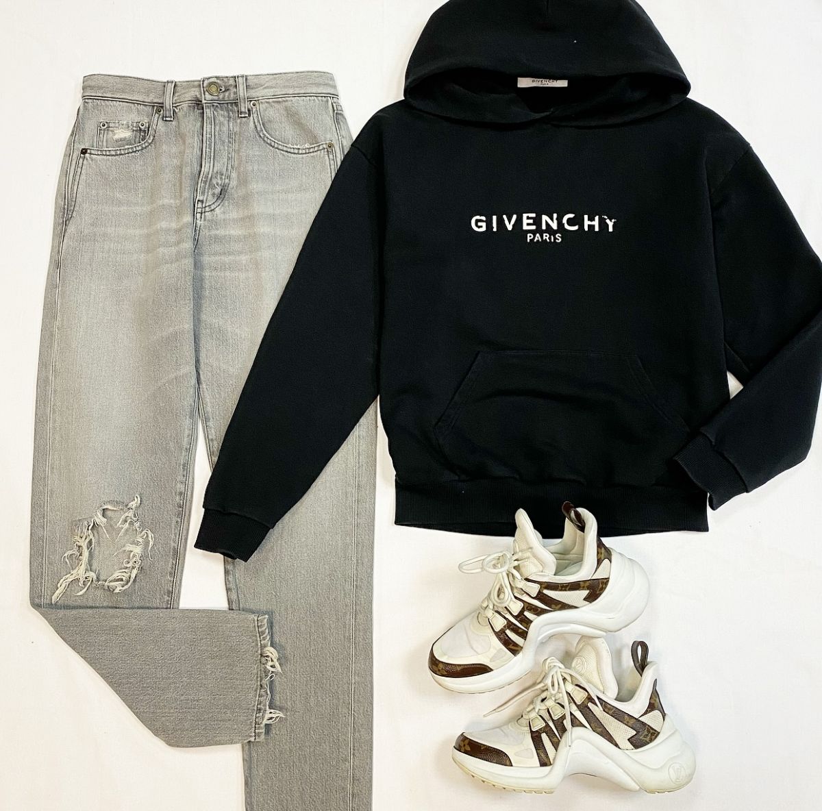 Толстовка Givenchy размер S цена 7 693 рубДжинсы Saint Laurent размер 26 цена 12 308 рубКроссовки Louis Vuitton размер 37 цена 23 078 руб