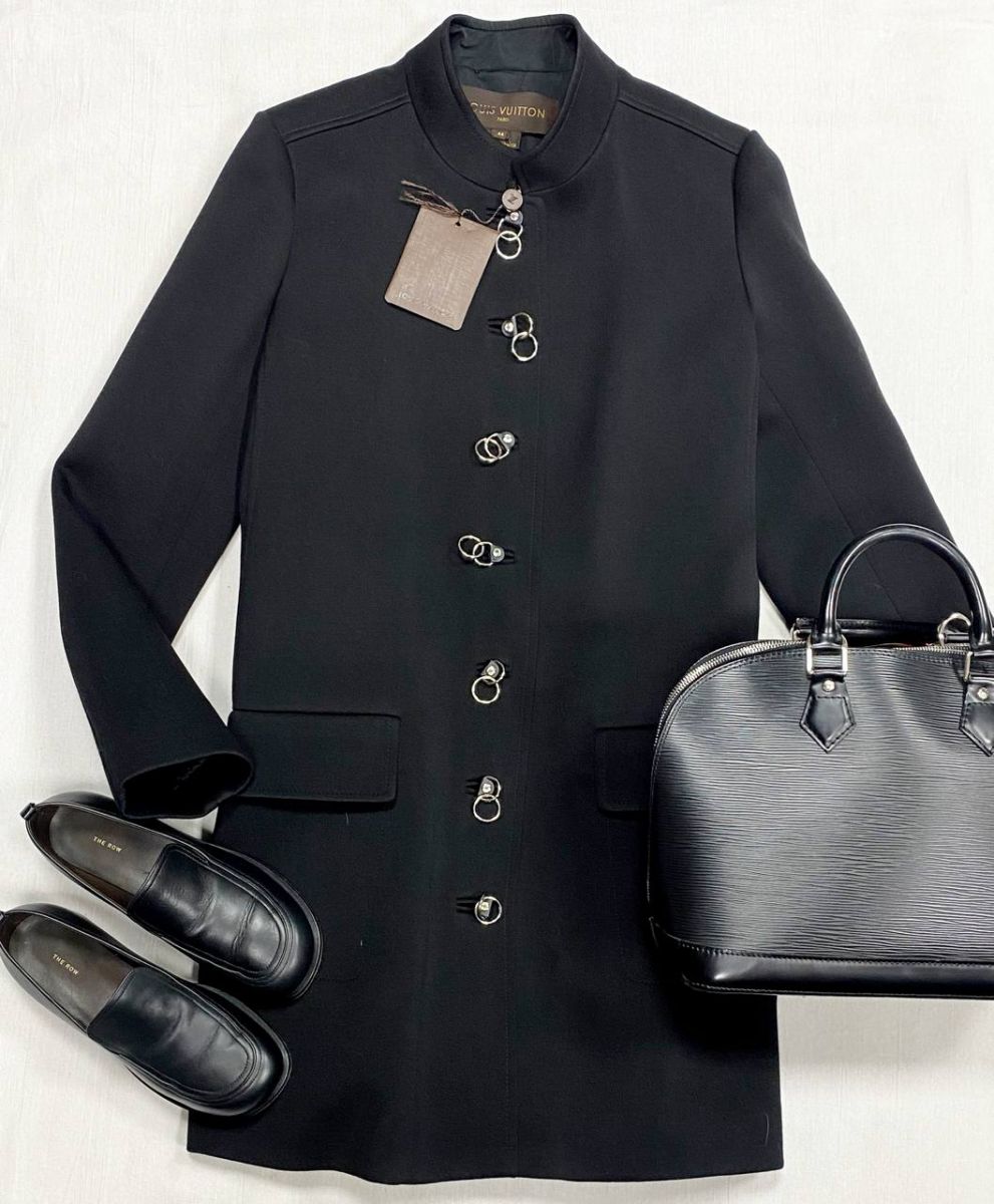 Пальто Louis Vuitton размер 44 цена 70 448  руб
Лоферы The Row размер 36 цена 31 310 руб
Сумка Louis Vuitton 