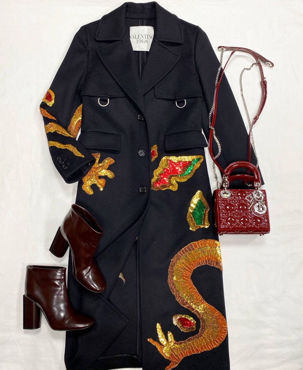 Пальто / отделка пайетки / Valentino размер 40 цена 234 825 руб 
Ботильоны Rochas размер 38.5 цена 18 786 руб 
Сумочка Christian Dior