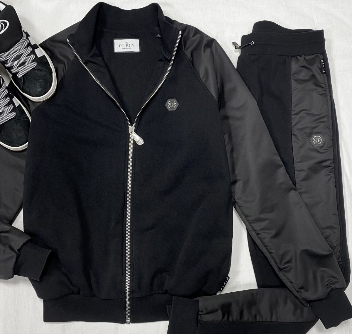 #mechtamen Костюм Plein размер M цена 23 483 руб 
Кеды Adidas размер 41 цена 7 828 руб