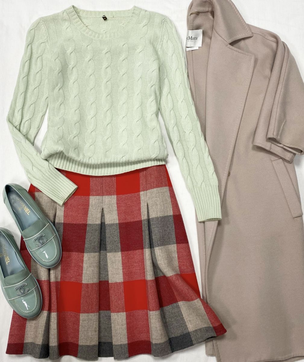 Кофта / кашемир / размер 42 цена 20 352 руб 
Юбка Bottega Veneta размер 38 цена 10 959 руб 
Пальто Max Mara размер 42 цена 15 655 руб 
Лоферы Chanel размер 38.5 цена 39 138 руб