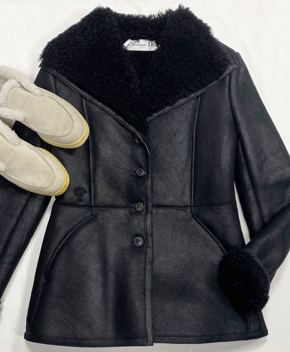 Дубленка Christian Dior размер 40 цена 109 585 руб
Лоферы размер 38.5 цена 46 965 руб