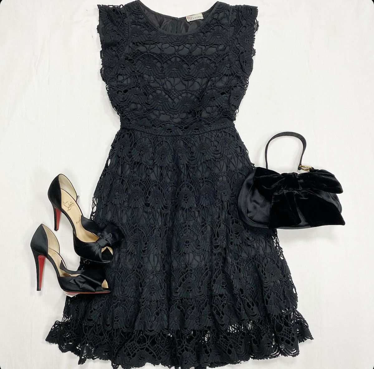 Платье / кружево / Red Valentino размер 42 цена 7 693 руб Туфли Louboutin размер 39 цена 15 385 руб Сумка Yves Saint Laurent