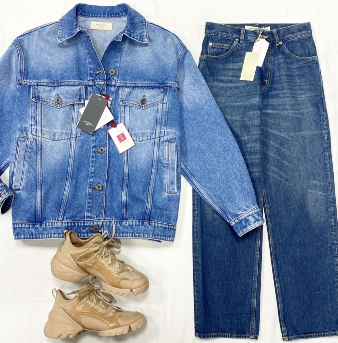 Куртка Weekend Max Mara размер 36 цена 23 483 руб / новая с ценником / 
Джинсы Golden Goose размер 26 цена 10 959 руб / с бирками / 
Кроссовки Christian Dior размер 38 цена 31 310 руб