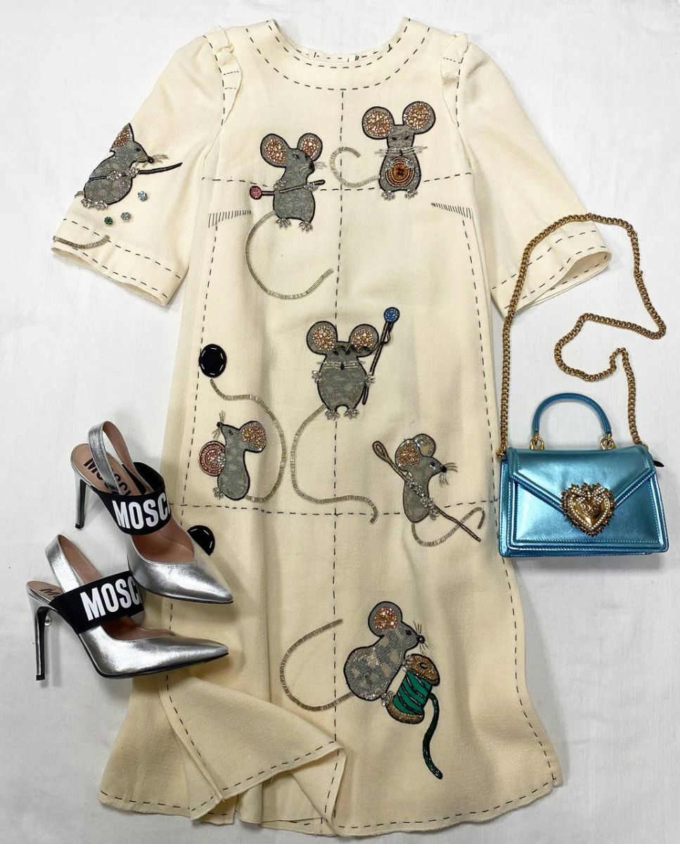 Платье / отделка пайетки Dolce Gabbana размер 40 цена 46 965 руб 
Туфли Moschino размер 39 цена 15 655 руб 
Сумка Dolce Gabbana