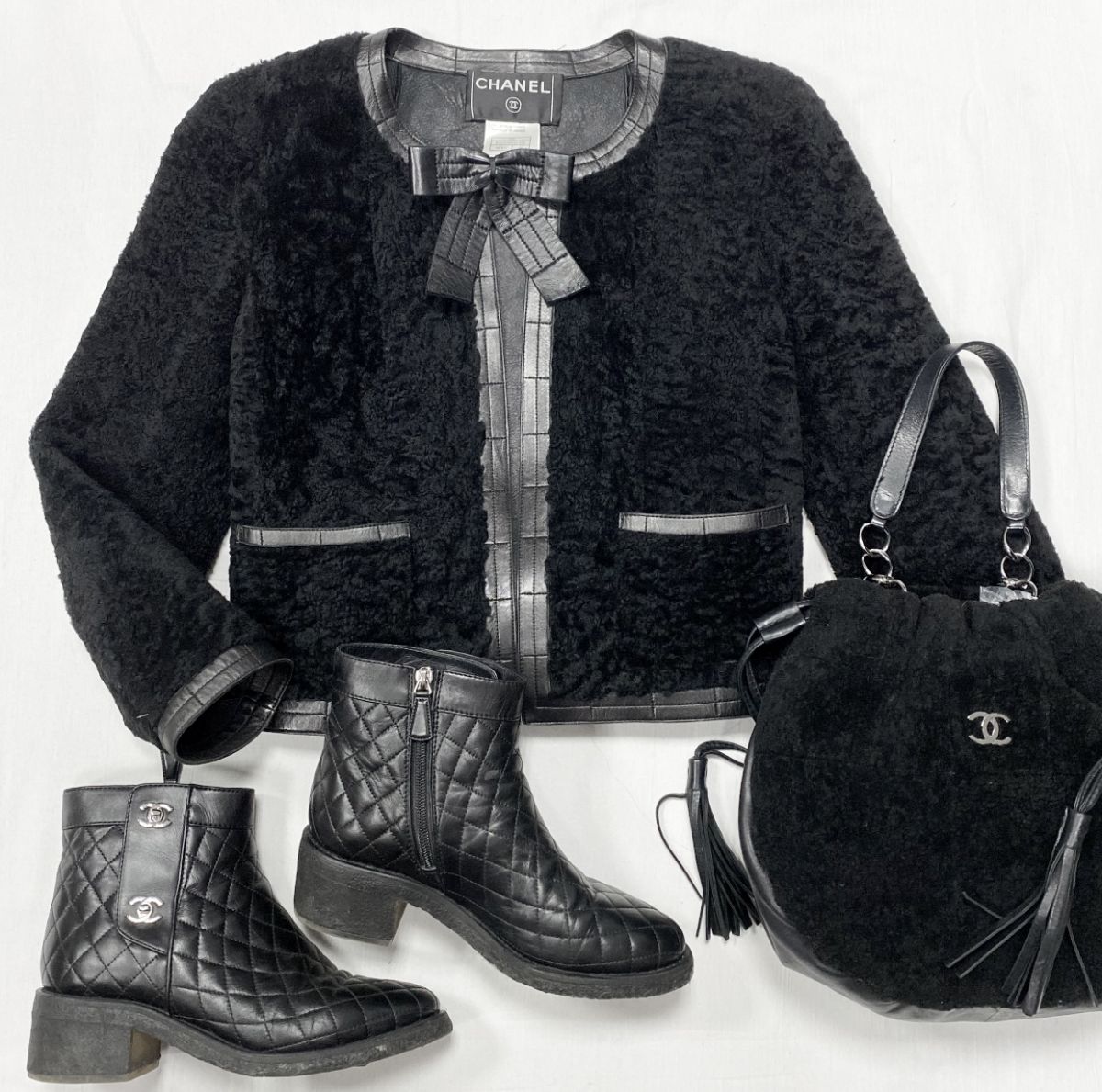 Дубленка / мех овчины / отделка кожи / Chanel размер 40 цена 93 930 руб 
Ботинки Chanel размер 38.5 цена 23 483 руб 
Сумка Chanel