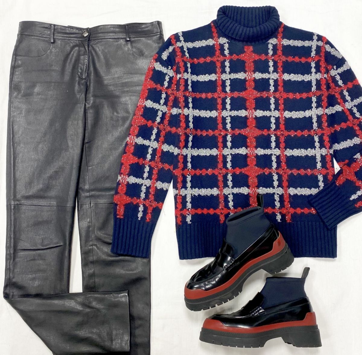 Брюки / кожа / Chanel размер 40 цена 93 930 руб 
Свитер Chanel размер 40 цена 78 275 руб 
Ботинки Hermès размер 38 цена 62 620 руб