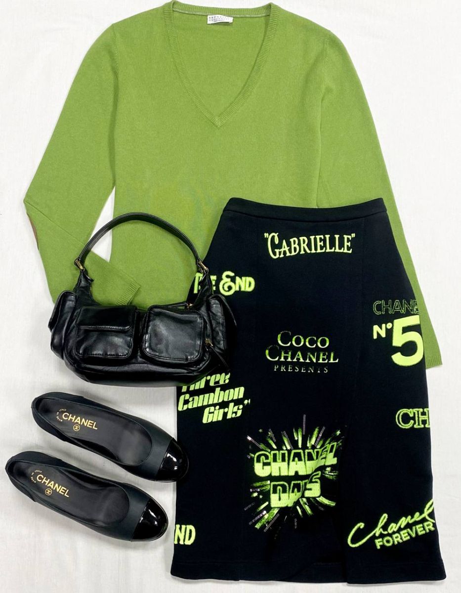 Юбка Chanel размер 34 цена 46 965 руб
Кофта размер M цена 18 786 руб
Туфли Chanel размер 38 цена 46 965 руб
Сумка Miu Miu 