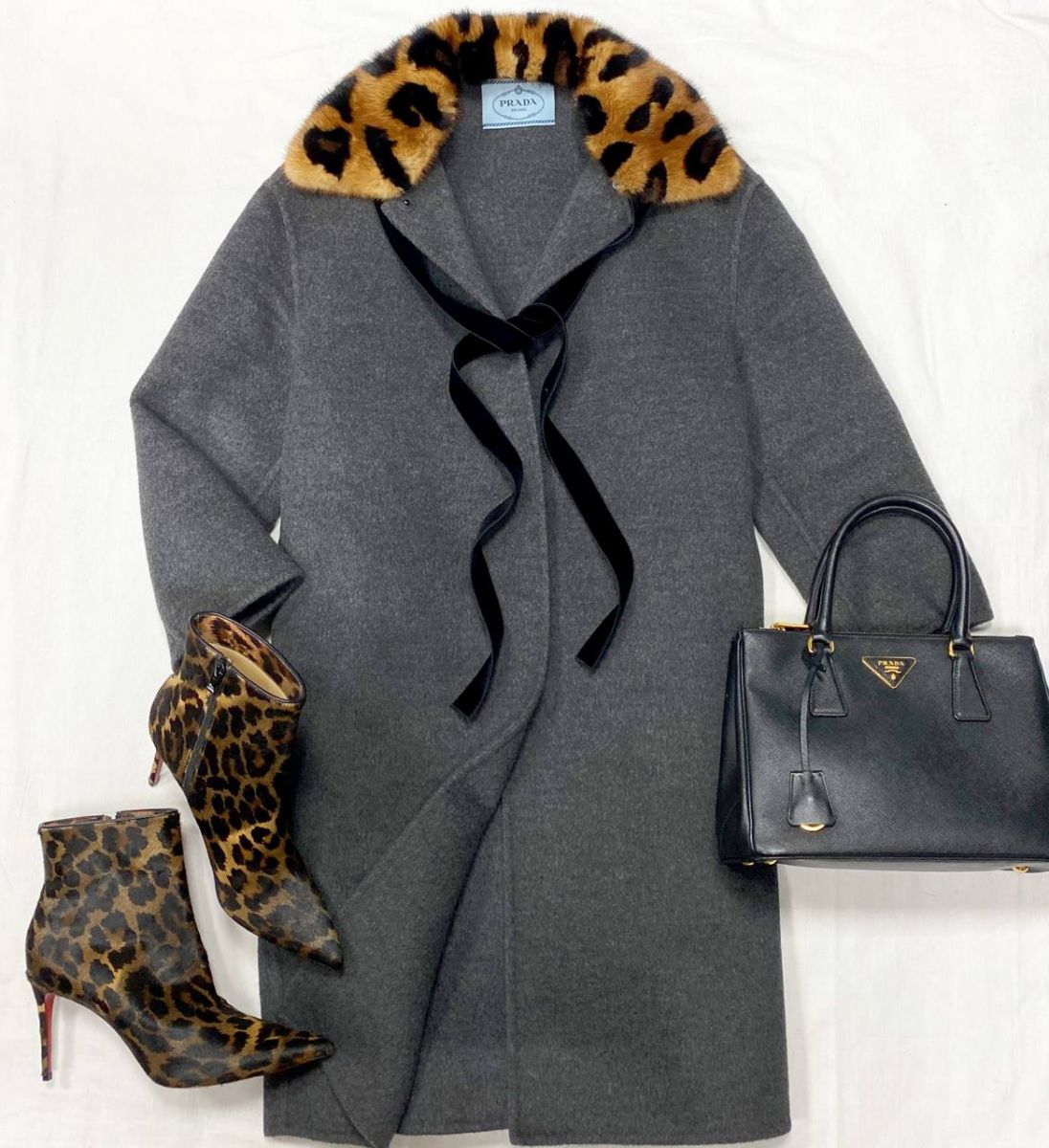 Пальто / отделка мех норки / Prada размер 42 цена 78 275 руб 
Ботильоны Louboutin размер 40 цена 70 448 руб 
Сумка Prada