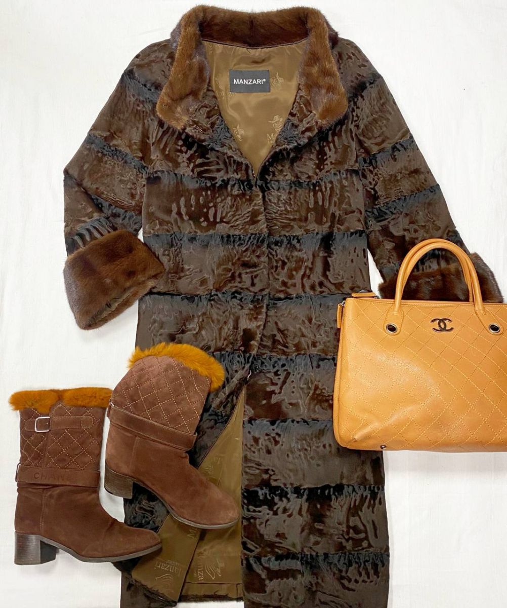 Шуба / мех свакары / отделка норки / Manzari размер 48 цена 109 585 руб 
Сапоги Chanel размер 40.5 цена 23 483 руб 
Сумка Chanel