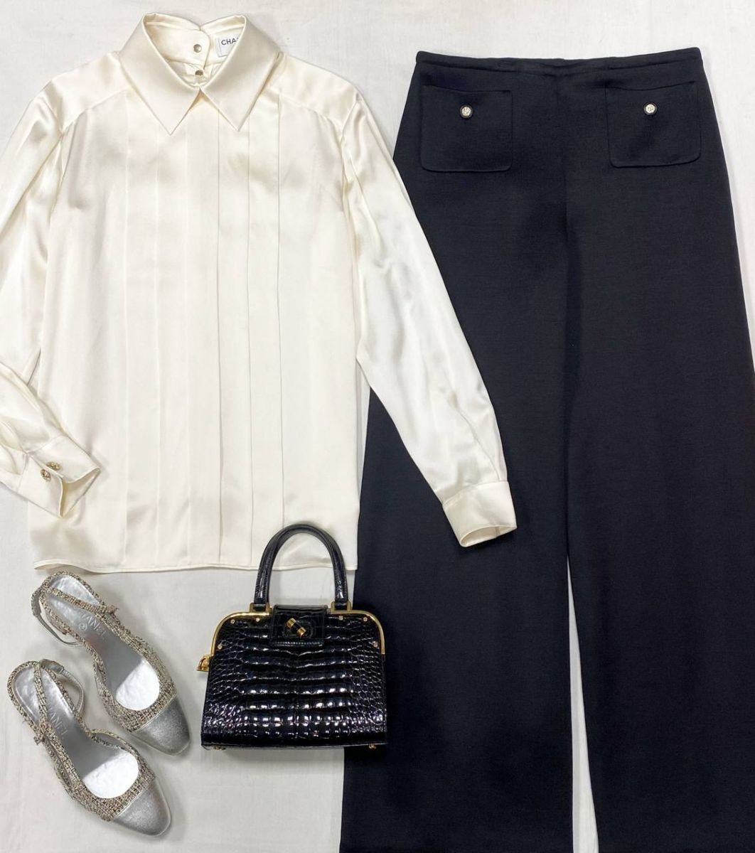 Костюм / блузка / шелк / + брюки / Chanel размер 38/40 цена 156 550 руб 
Босоножки Chanel размер 39.5 цена 78 275 руб 
Сумка YSL
