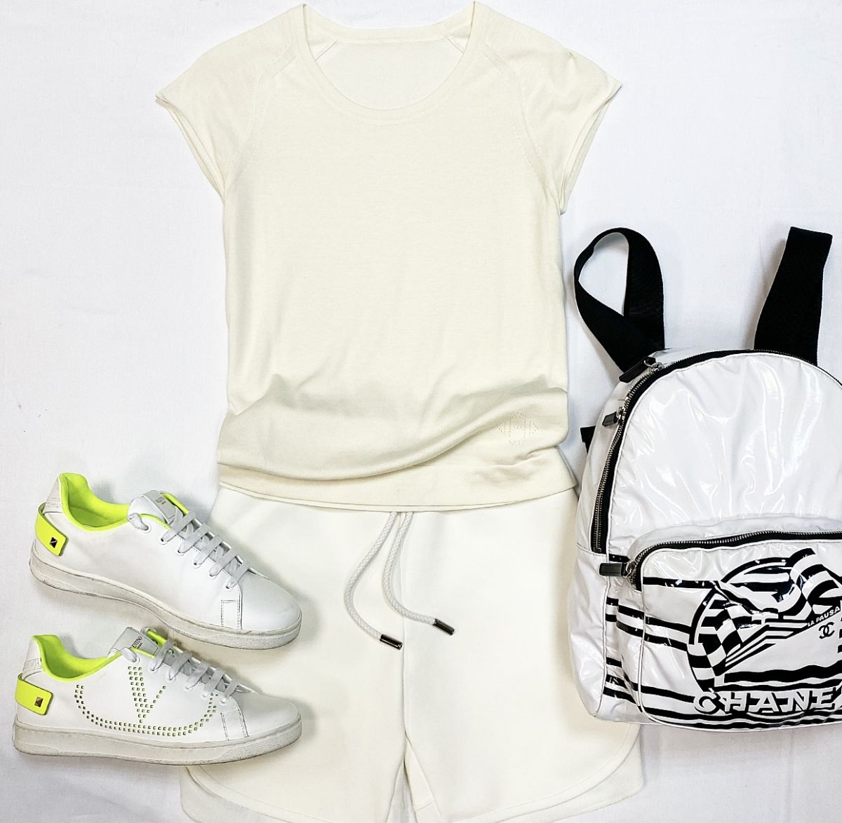 Кофта Hermès размер 40 цена 15 385 рубШорты Bogner размер M цена 4 616 рубКеды Valentino размер 39 цена 23 078 рубРюкзак Chanel