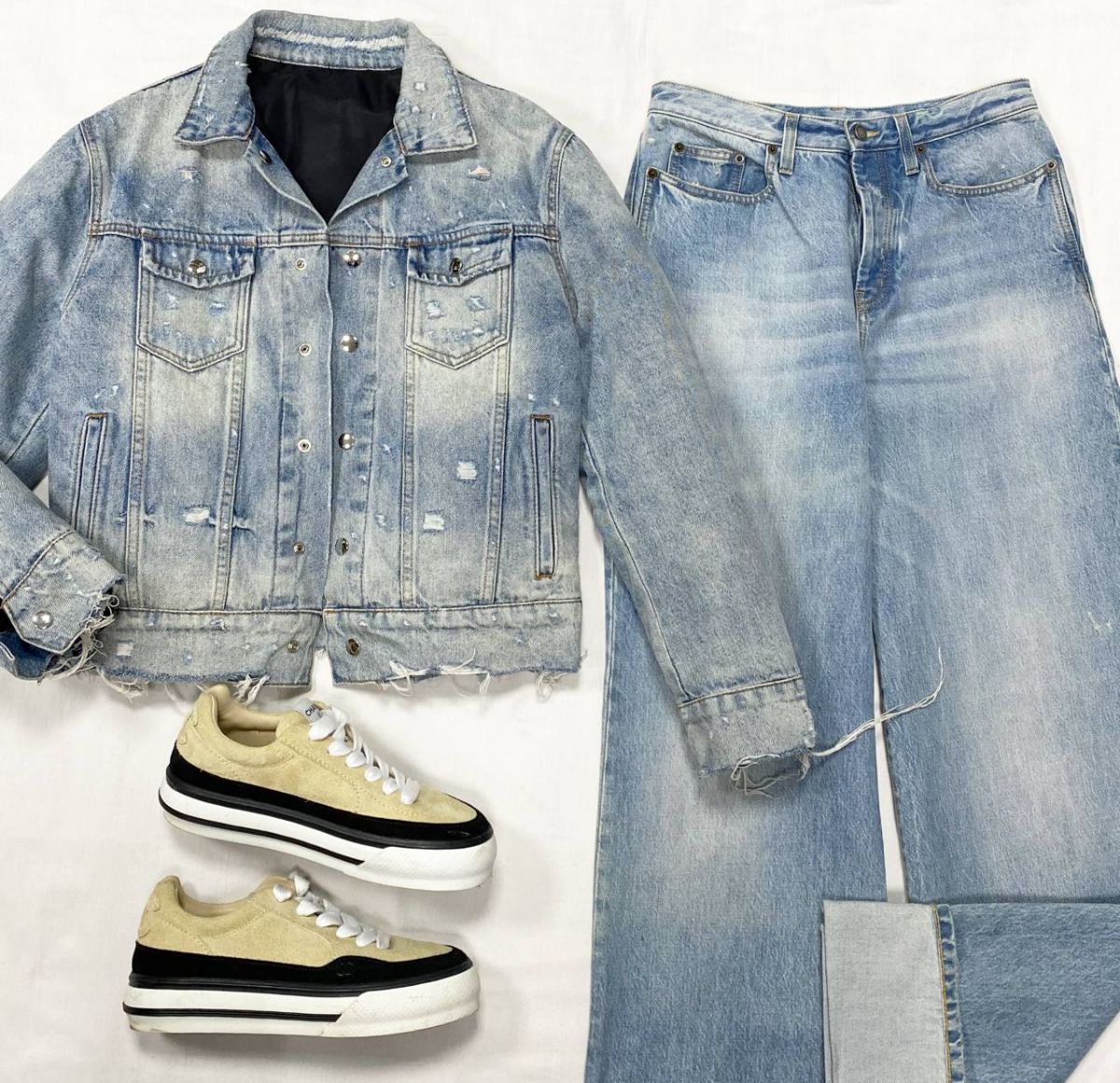 Куртка / двухсторонняя / размер S цена 23 483 руб 
Джинсы Saint Laurent размер 28 цена 23 483 руб 
Кроссовки Chanel размер 40.5 цена 46 965 руб