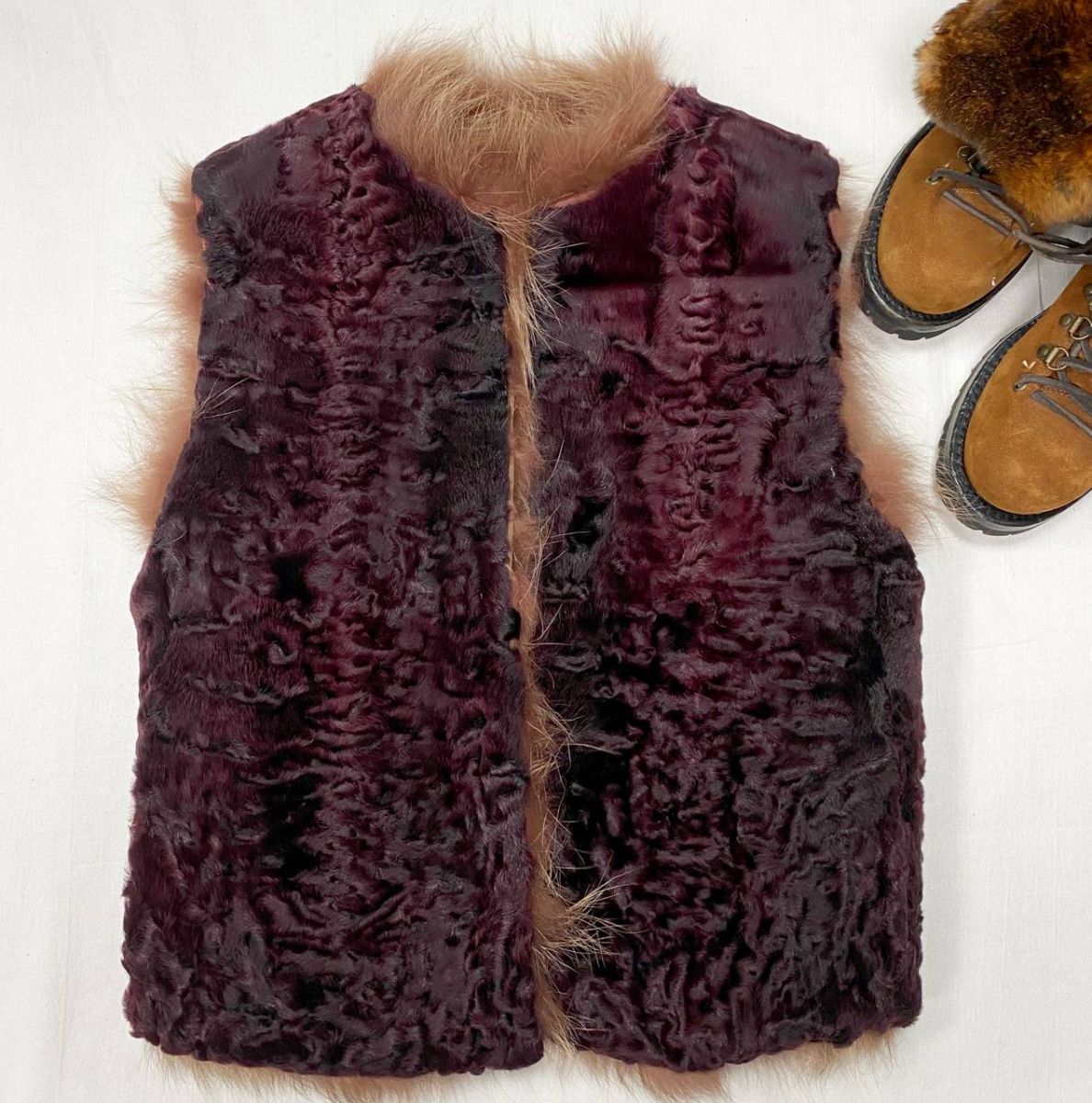 Жилет / двухсторонний / мех каракульчи / мех лисы / Christian Dior размер 38 цена 46 965 руб