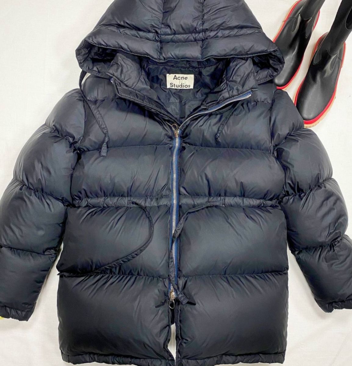 Пуховик Acne Studios размер 40 цена 30 770 руб Сапоги Moncler размер 37 цена 23 078 руб
