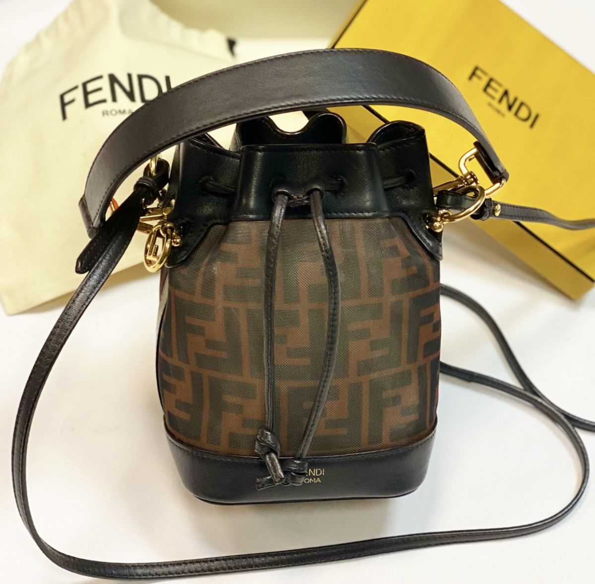 Сумка Fendi размер 12/18 цена 69 232 руб 