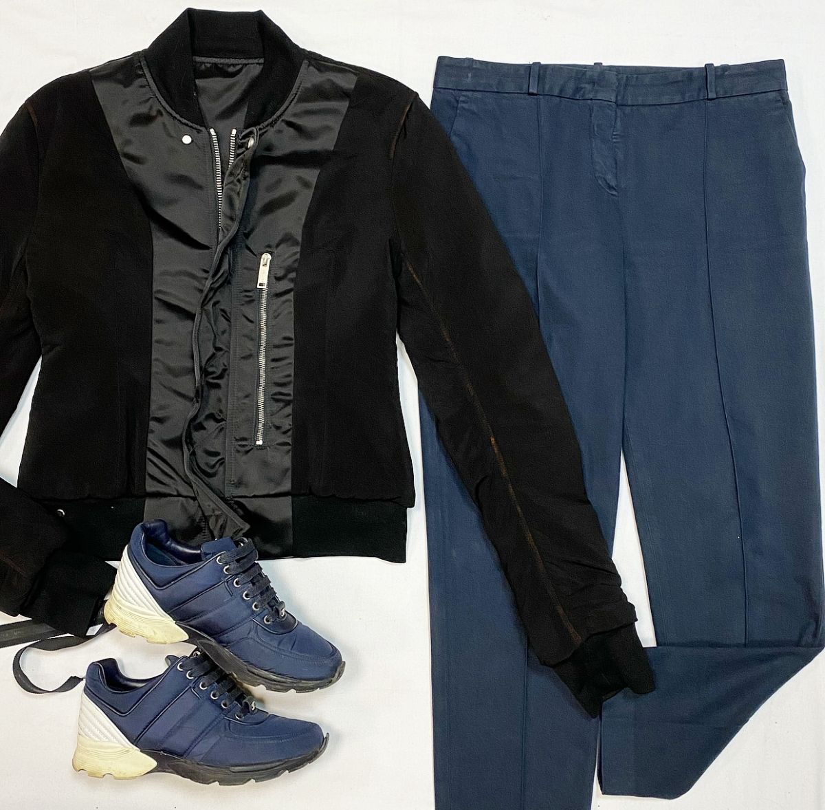 Бомбер размер 42 цена 23 078 рубБрюки Loro Piana размер 42 цена 15 385 рубКроссовки Chanel размер 38.5 цена 18 463 руб