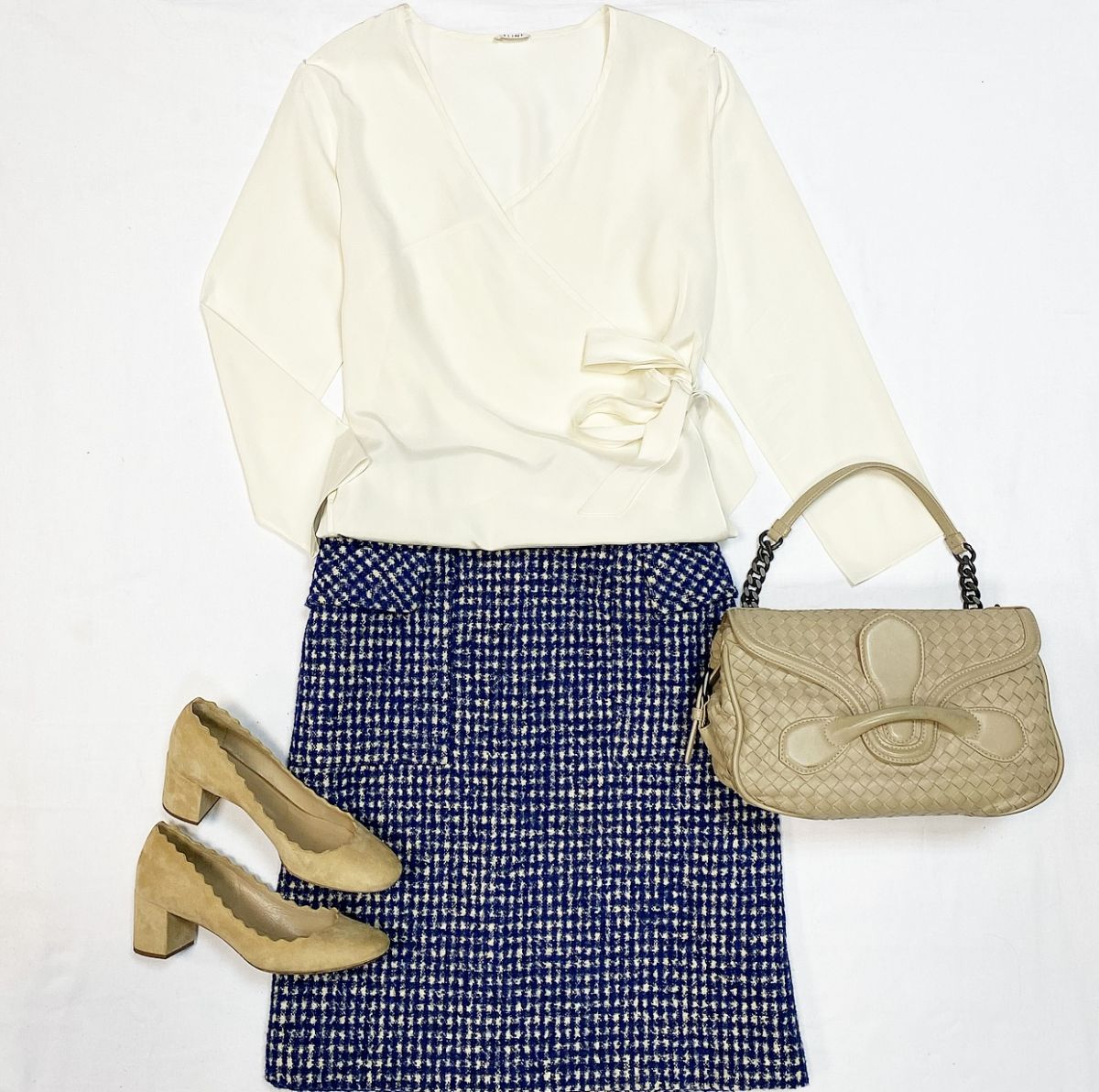 Блузка / шелк / Celine размер 42 цена 15 385 рубЮбка Bottega Veneta размер 44 цена 15 385 рубТуфли Chloè размер 38 цена 10 770 рубСумка Bottega Veneta