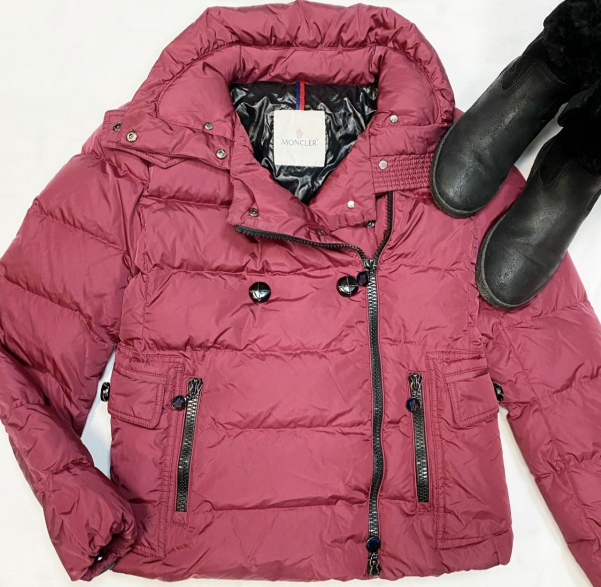 Пуховик Moncler размер 3 цена 23 078 руб Сапоги Chanel размер 38 цена 18 463 руб