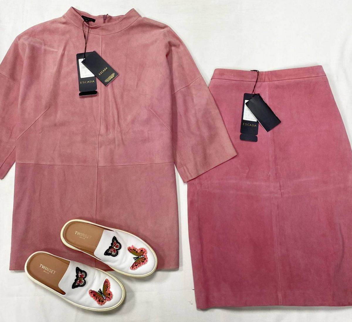 Костюм / замша / Escada размер 42-44 цена 54 793 руб / с бирками / 
Сабо Twinset размер 38 цена 9 393 руб