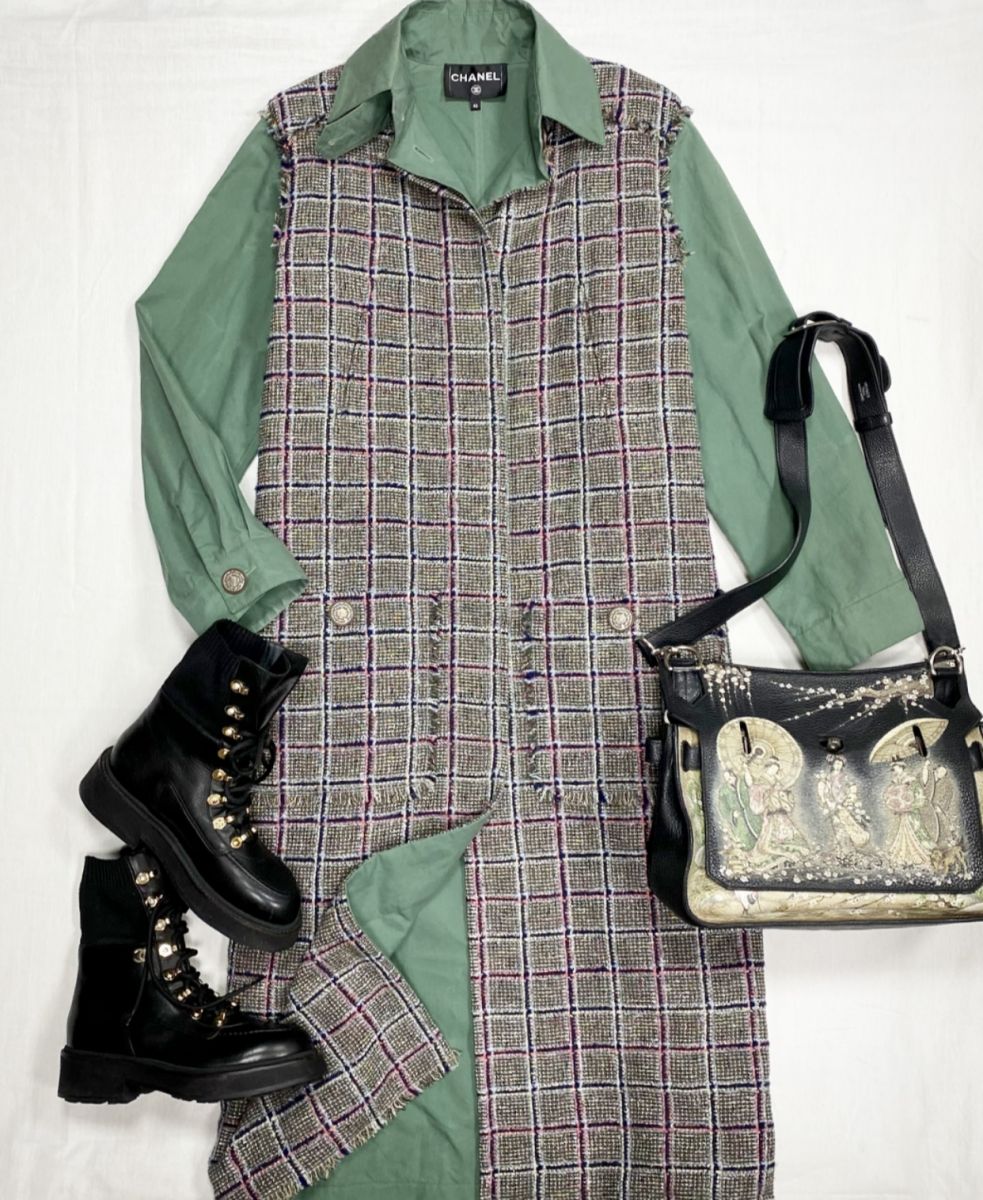 Пальто / отделка твид / Chanel размер 42 цена 187 860 руб 
Ботинки Chanel размер 39 цена 125 240 руб 
Сумка Hermès