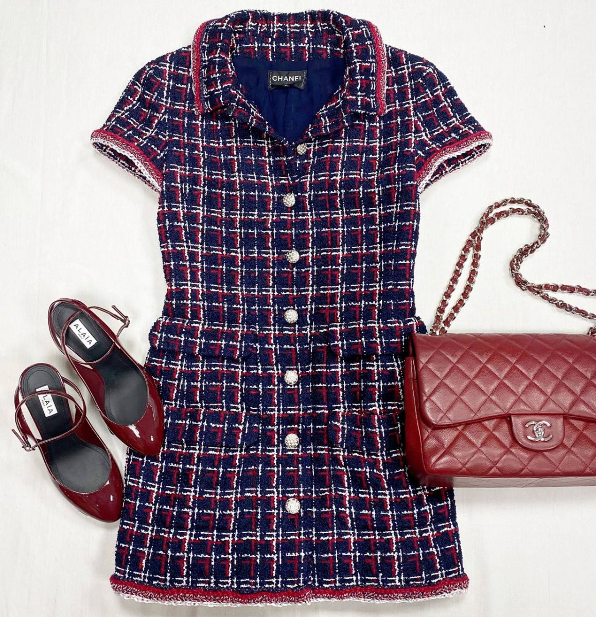 Платье - жилет / твид / Chanel размер 36 цена 93 930 руб 
Босоножки Alaïa размер 39 цена 62 620 руб / новые / 
Сумка Chanel