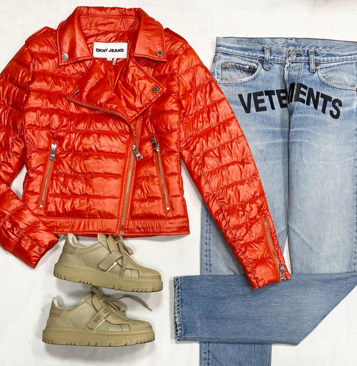 Джинсы Vetements размер M цена 39 138 руб
Куртка DKNY размер L цена 7 828 руб 
Кроссовки Christian Dior размер 36 цена 23 483 руб