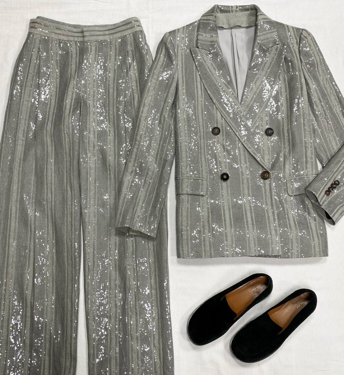 Костюм / жакет + брюки / пайетки /  размер 42 цена 156 550 руб 
Лоферы The Row размер 39 цена 53 227 руб