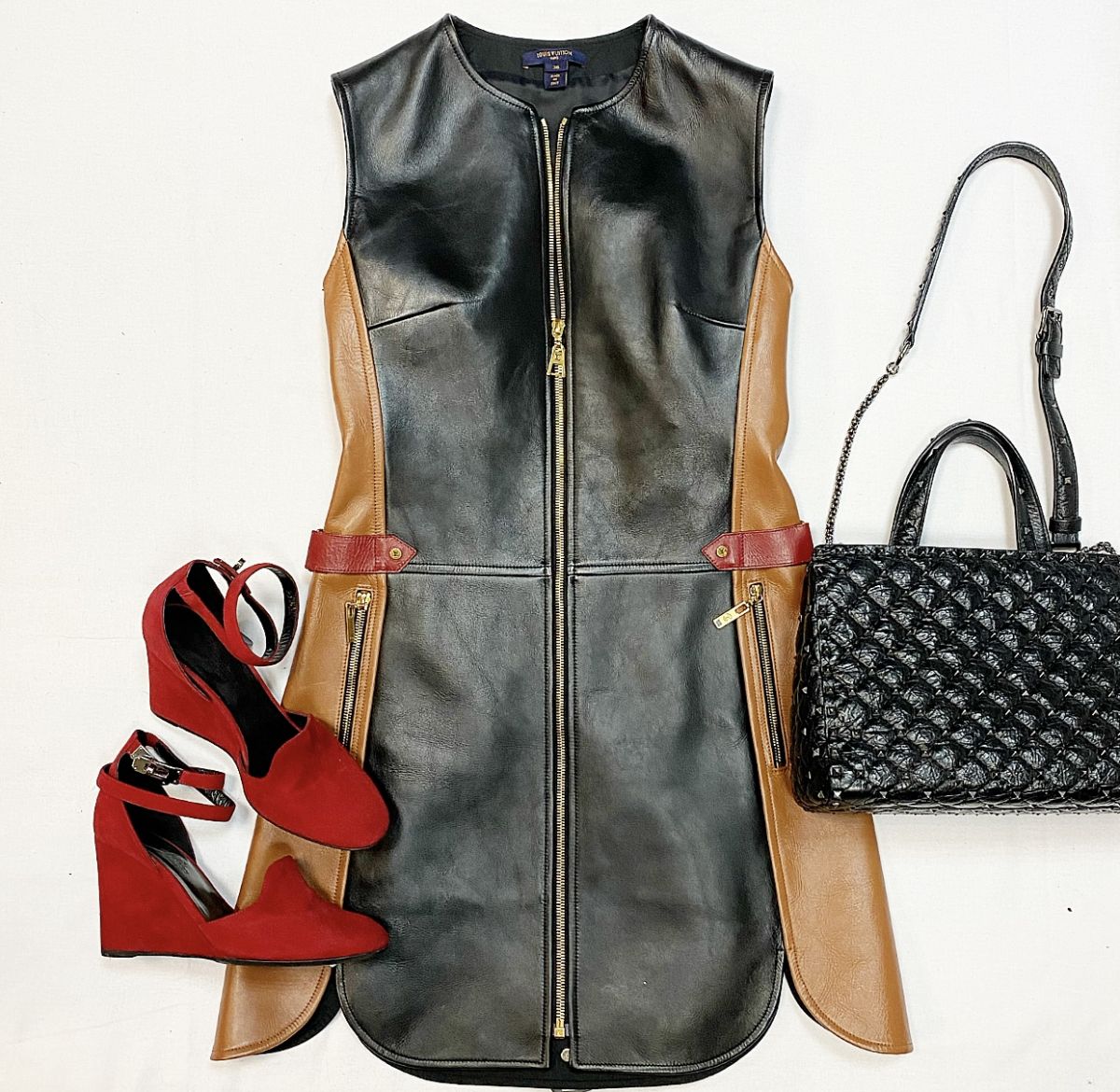 Платье / кожа / Louis Vuitton размер 36 цена 69 232 руб Туфли Hermès размер 38 цена 15 385 руб Сумка Valentino
