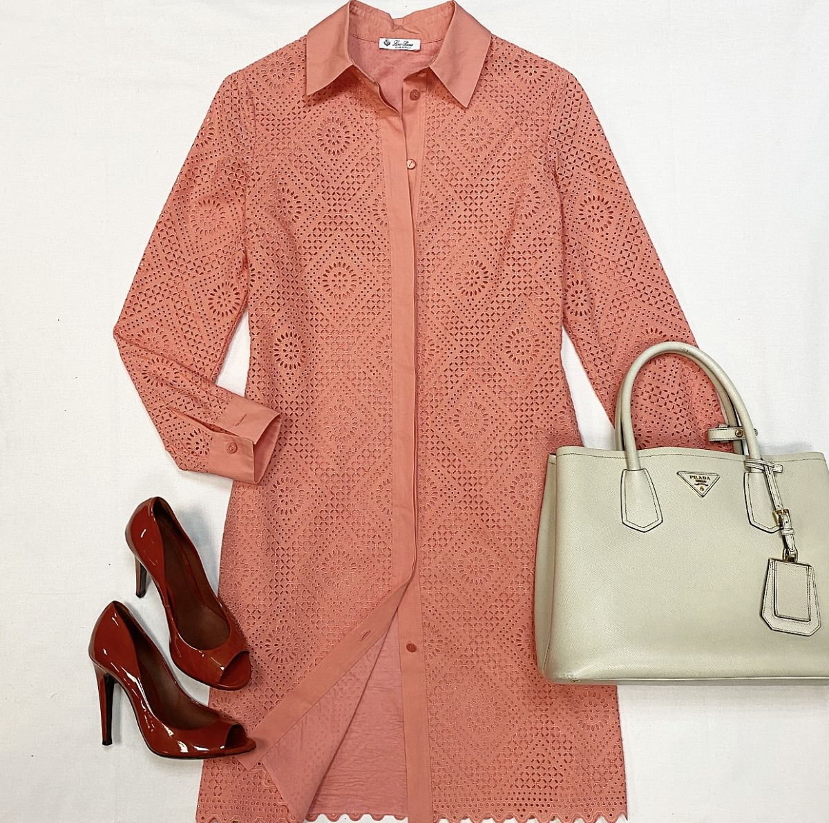 
Платье Loro Piana размер 38 цена 46 155 руб
Туфли Bottega Veneta размер 36 цена 15 385 руб
Сумка Prada 