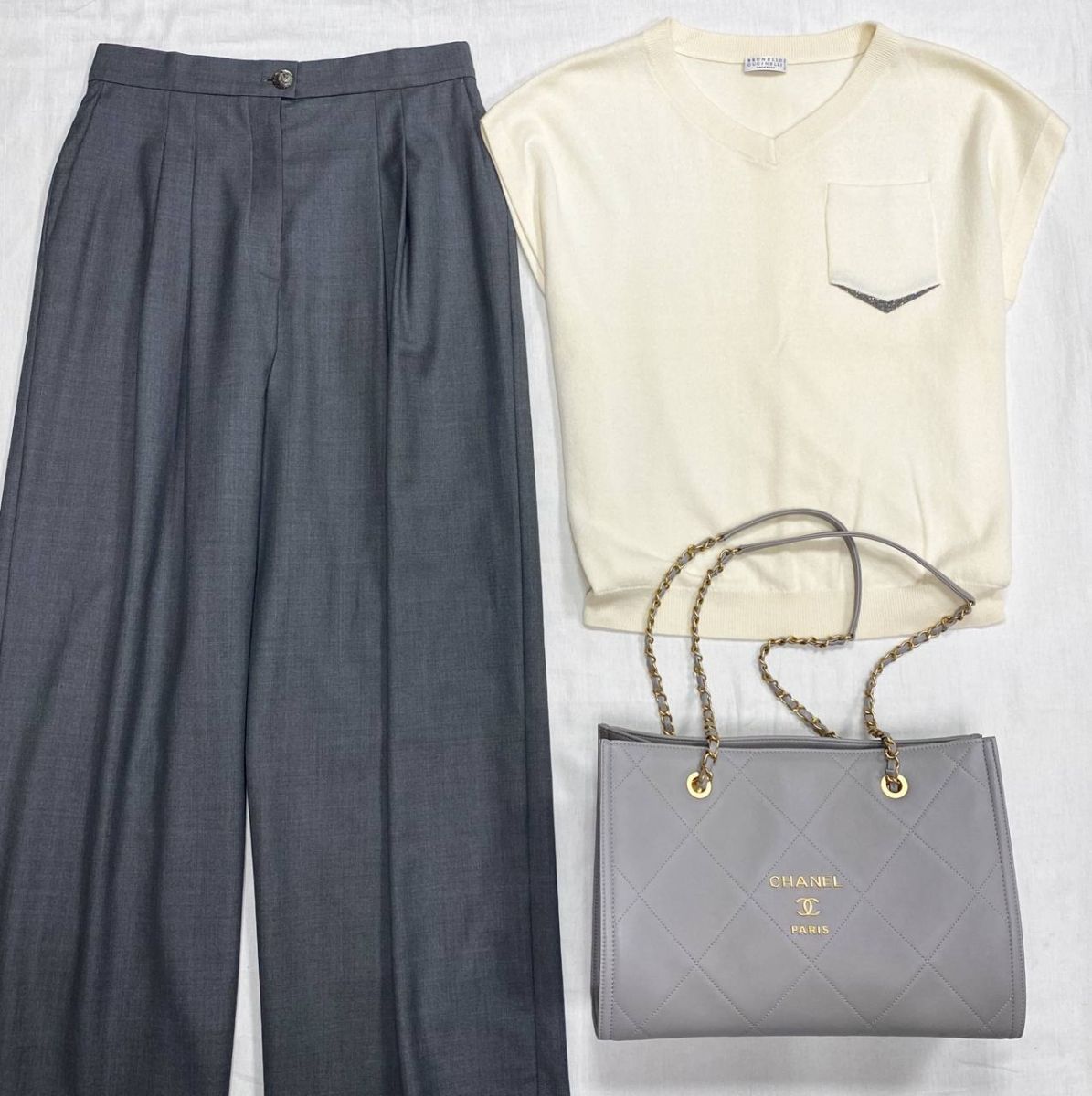 Брюки Chanel размер 38 цена 70 448 руб 
Жилетка / кашемир / отделка манили /  размер M цена 46 965 руб 
Сумка Chanel