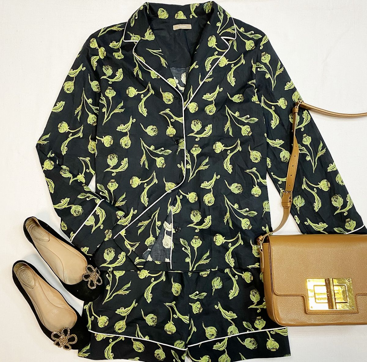 Костюм / блузка + шорты 12Storeez размер S цена 4 616 рубБалетки Chloè размер 36.5 цена 5 385 рубСумка Tom Ford